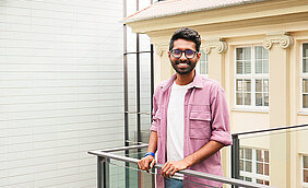 Hariharan Moorthys Expertise liegt in der Ferroptose – also einer speziellen Form des Zelltods. (Bild: Martin Brandstätter / Universität Würzburg)