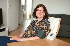 Patientin mit Blutdruckmessgerät 