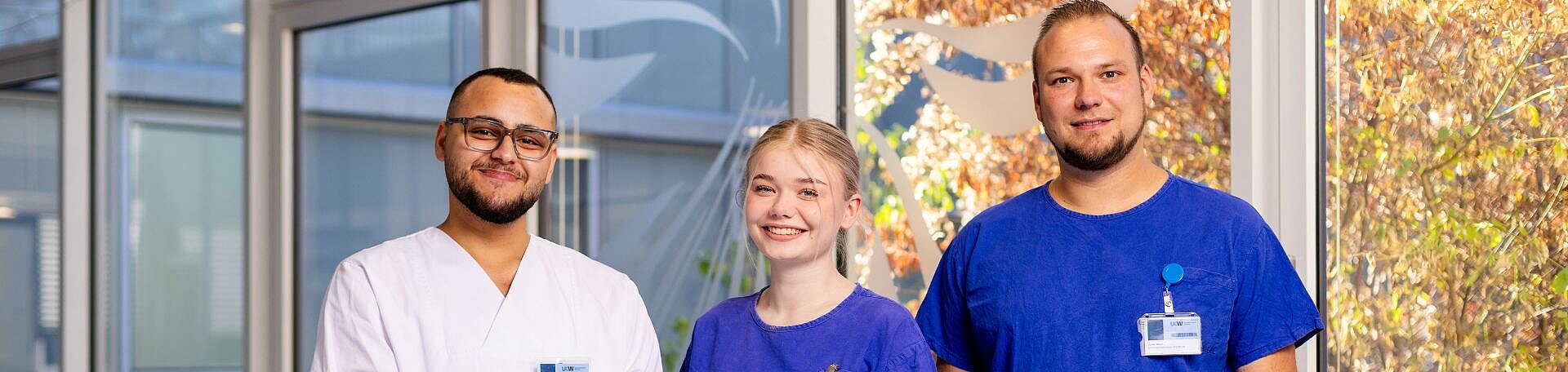 Pflegeazubis. Foto: Salih Usta Symbolbild: Drei Auszubildende aus dem Bereich der Pflege