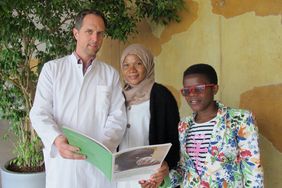 Dr. Daniel Röder zusammen mit Dr. Fatma Said und Dr. Debora Madyedye