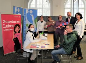 Das Team des „Netzwerks Hoffnung“ der Uniklinik Würzburg führte am Landratsamt Würzburg eine Typisierungsaktion für Stammzellenspenderinnen und –spender durch, die von Landrat Thomas Eberth (2.v.r.) sehr begrüßt wurde. 