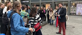 Gemeinsam mit Ricardo Altieri (re.), Leiter des Johanna-Stahl-Zentrums für jüdische Geschichte und Kultur in Unterfranken, führte die Studierenden auf den Spuren der jüdischen Ärztin Klara Oppenheimer durch Würzburg.