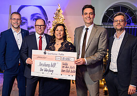 Übergabe Spendenscheck mit mehreren Vertretern Lions-Club