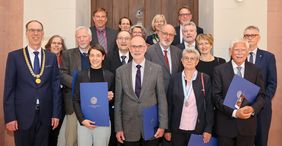Die Universitätsleitung mit den Persönlichkeiten, die beim Stiftungsfest 2023 geehrt wurden. 