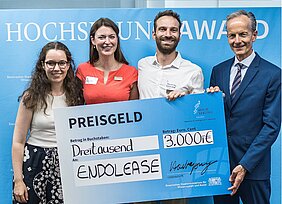 Das Team ENDOLEASE posiert mit Johannes Eberle und überdimensional großem Scheck über 3.000 Euro. 