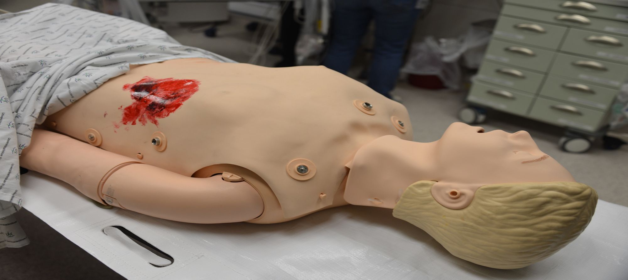 Realitätsnahe Vorbereitung des Full-Scale-Simulators für die Darstellung eines Traumapatienten.