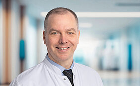 Porträt des Klinikdirektors in weißem Kittel 