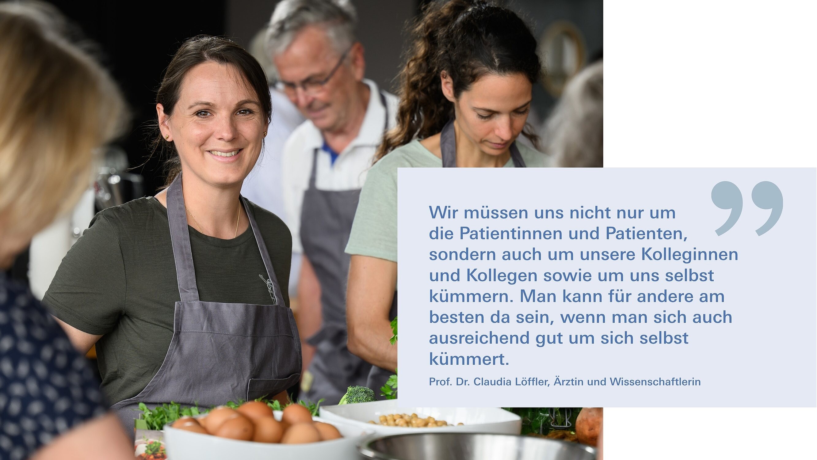 WIS_Claudia Löffler_Zitat Fürsorge Claudia Löffler in der Küche mit Schürze, daneben ein Zitat: Wir müssen uns nicht nur um die Patientinnen und Patienten, sondern auch um unsere Kolleginnen und Kollegen sowie um uns selbst kümmern. Man kann für andere am besten da sein, wenn man sich auch ausreichend gut um sich selbst kümmert.