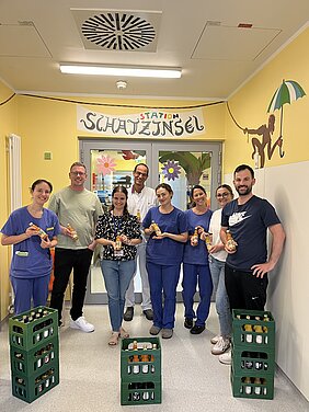 Sarah Arnold, Johannes Öttinger, Mona Lutz, Prof. Dr. Matthias Wölfl, Alisa Thoma, Karin Cseh, Hanna Gebhardt und Philipp Fischer (von links) bei der ersten Lieferung auf der Station Schatzinsel (Foto: Anmad Shazeb).