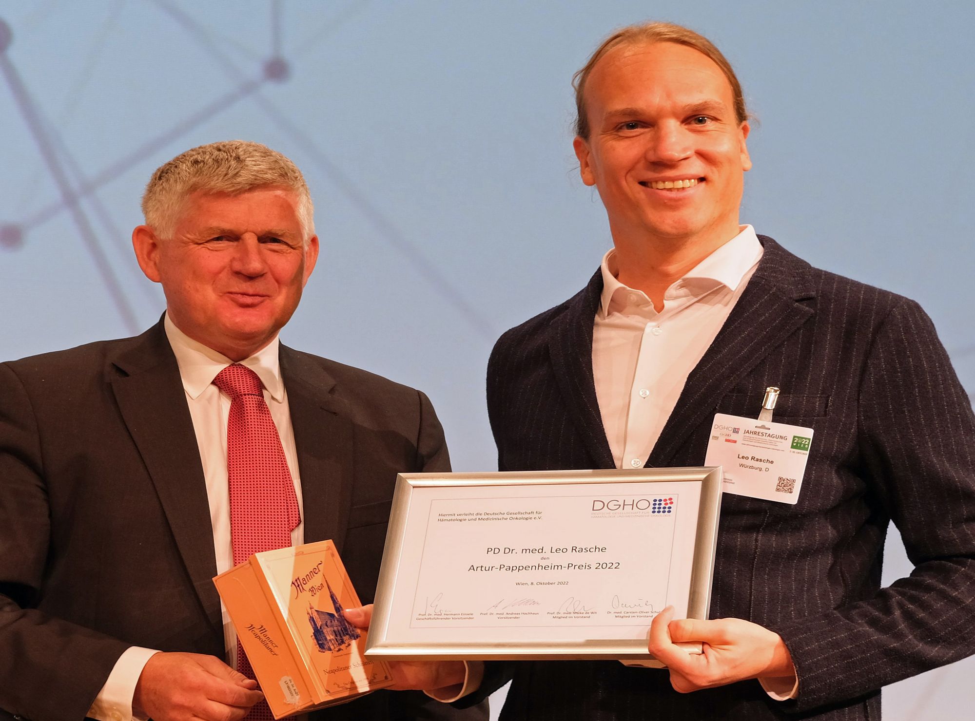 Prof. Dr. Andreas Hochhaus, der Vorsitzende der Deutschen Gesellschaft für Hämatologie und Onkologie, überreichte den Artur-Pappenheim-Preis 2022 an PD Dr. Leo Rasche (rechts).