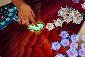 CAR-T-Zellen zusammenstellen und damit Krebszellen besiegen – das können Gäste der MS Wissenschaft spielerisch am Würzburger Exponat zur Immunzelltherapie.