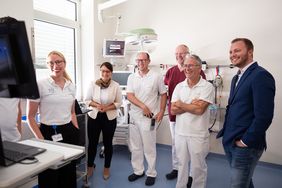 Die mobilen Visitenwagen erlauben die gemeinsame Beurteilung von Patienten mit einem Facharzt eines intensivmedizinischen Zentrums