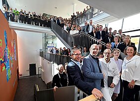 Die 160 Teilnehmenden verteilen sich auf drei Stockwerke und zwei Treppen, um alle auf dem Gruppenbild sichtbar zu sein. 