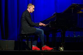 Tristan Schulz begeisterte die Zuschauer am Klavier (Foto: Sabine Cumiskey).