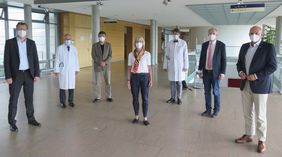 Politiker-Besuch (von links): MdB Oliver Kaczmarek, Prof. Hermann Einsele, MdB René Röspel, Prof. Caroline Kisker, Prof. Stefan Frantz, Prof. Matthias Goebeler sowie MdB Bernd Rützel