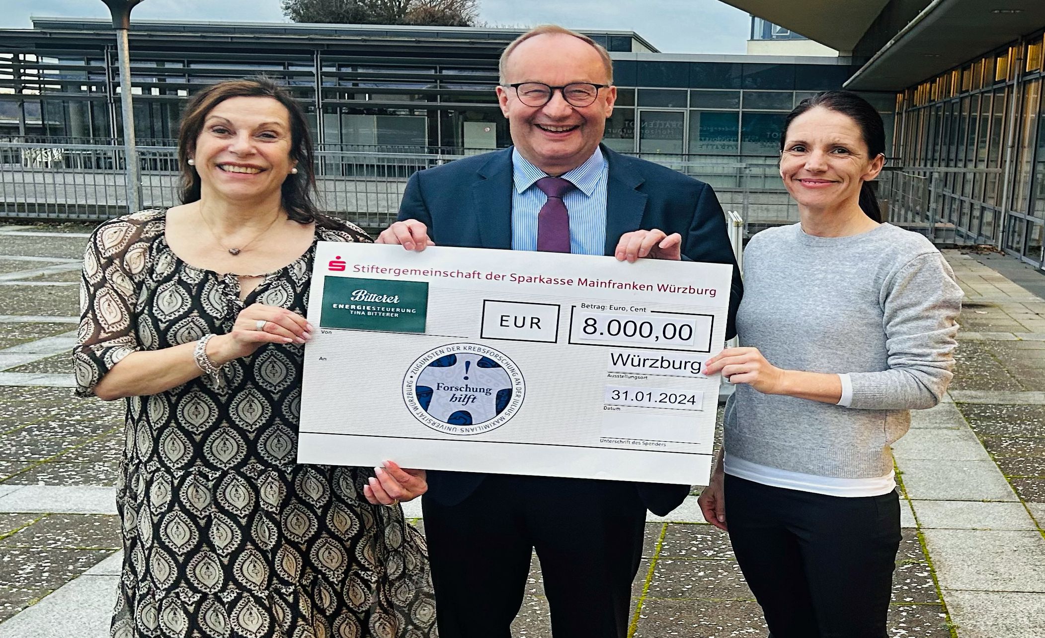 Tina Bitterer (rechts) überreichte eine Spende von 8.000 Euro an Gabriele Nelkenstock und Prof. Dr. Hermann Einsele, beide von der Stiftung „Forschung hilft“. 