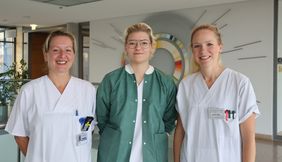 3 Pflegefachkräfte lächeln in die Kamera