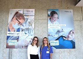 Alena Grümmer (l.) und Cindy Glanert vor den Motiven, die sie bei der Arbeit am UKW zeigen. Foto: UKW / Stefan Dreising