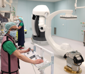 OP-Pflegekraft Ayse Ceylan steuert die neue Röntgenanlage im Hybrid-OP des UKW. © Kim Sammet / UKW