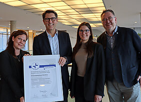 Überreichung der Rezertifizierungsurkunde bei der Dankesveranstaltung.