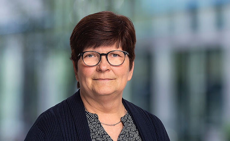 Portraitfoto von Andrea Bernhart