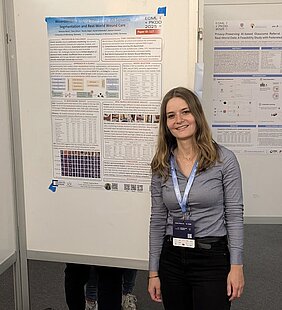 Vanessa Borst steht vor ihrem Poster