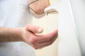 Eine gute Händedesinfektion des medizinischen Personals in Gesundheitseinrichtungen vermeidet die Übertragungen von Erregern und die damit verbundene Infektionsgefahr.