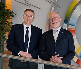 Prof. Dr. Christoph Reiners mit Prof. Dr. Andreas Buck, seinem Nachfolger als Direktor der Klinik und Poliklinik für Nuklearmedizin am Uniklinikum Würzburg.