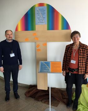 Foto zeigt Dariusz Cwik und Marion Mack vom ökumenischen Seelsorgeteam des Uniklinikums Würzburg. 