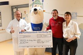 Professor Dr. Thomas Meyer, Leiter der Kinderchirurgie der Universitätsklinik Würzburg freut sich über eine Spende von 4.000 Euro von Harald und Margit Seubert (von links) an die Station „O15“ im ZOM. 