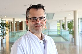 Prof. Dr. Elion Hoxha ist neuer Leiter des Schwerpunktes Nephrologie am Universitätsklinikum Würzburg (UKW) und Inhaber des Lehrstuhls für Nephrologie an der Würzburger Universitätsmedizin. Foto: UKW / Stefan Dreising