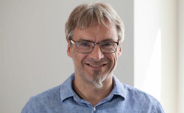 Portraitfoto von Prof. Dr. Jürgen Groll