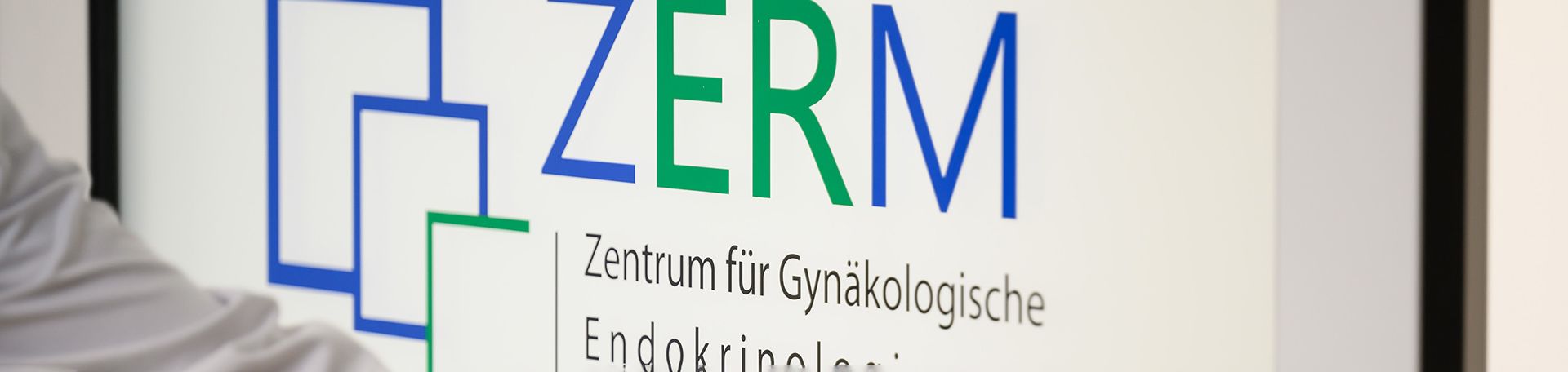 Logo des ZERM auf Eingangstür