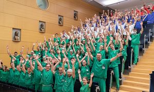 Gruppenbild des Ärzteteams mit Händen in der Luft