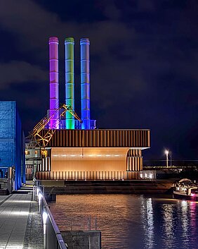 Heizkraftwerk mit bunten Kaminen