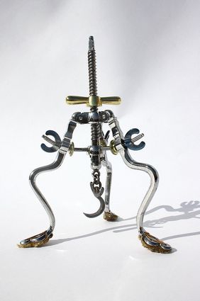Das chirurgische Instrument wurde zur Anhebung oder Absenkung von Körperteilen verwendet.