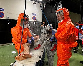 Regemäßig finden gemeinsame Übungen des BRK und der Uniklinik Würzburg statt, um sich gezielt auf mögliche Krisenszenarien vorzubereiten. Hier eine Übung aus dem Jahr 2022, um Patienten nach einer Dekontamination sicher zu versorgen.: © Stefan Dreising / UKW