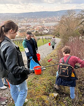 Azubis gestalten Zukunft - Müllsammelaktion am UKW © Kim Sammet / UKW