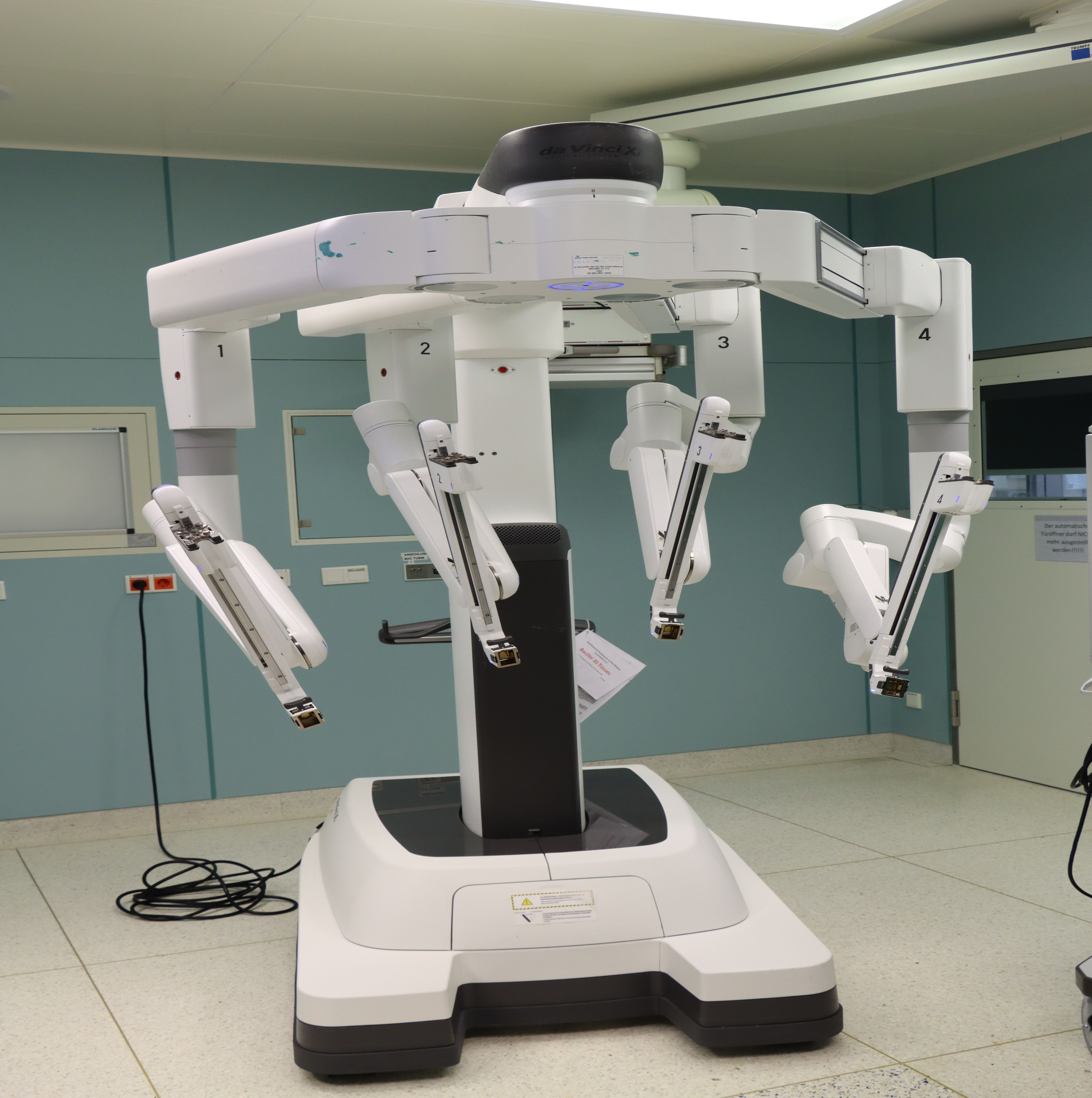 Das Universitätsklinikum Würzburg verfügt nun über einen zweiten Operationsroboter „da Vinci Xi Dual“. Fotos: Annika Wolf / UKW