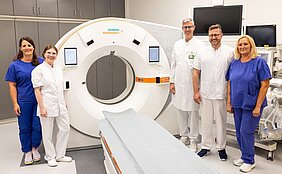 Über die zusätzliche Präzision des neuen Computertomographen am UKW freuen sich: Theresa Riedel, leitende Medizinische Technologin für Radiologie (MTR), Dr. Pauline Pannenbecker, Prof. Dr. Thorsten Bley, PD Dr. Andreas Kunz und Inge Krafft, MRT, Bereichsleitung CT, v.l. Foto: UKW / Henner Huflage.