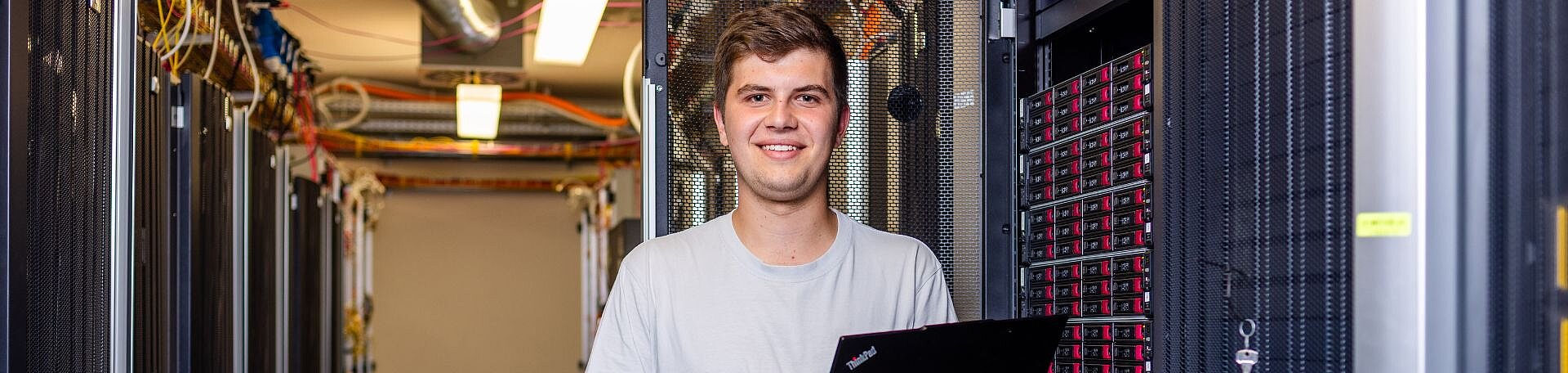 Azubi aus dem Bereich Fachinformatik. Foto: Salih Usta Symbolbild: Azubi mit Laptop im Serverraum