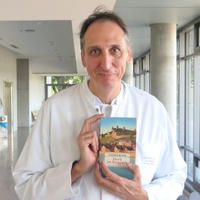 Prof. Dr. Alexander Meining bietet am ersten Adventswochenende eine Signierstunde für den Benefiz-Roman „Mord im Ringpark“ an.