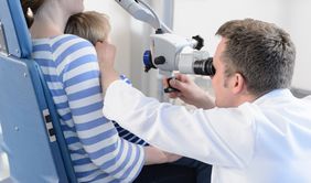 Zu den von der Stern-Klinikliste 2024/25 am UKW ausgezeichneten Fachbereichen gehört die Hals-, Nasen- und Ohren-Heilkunde.