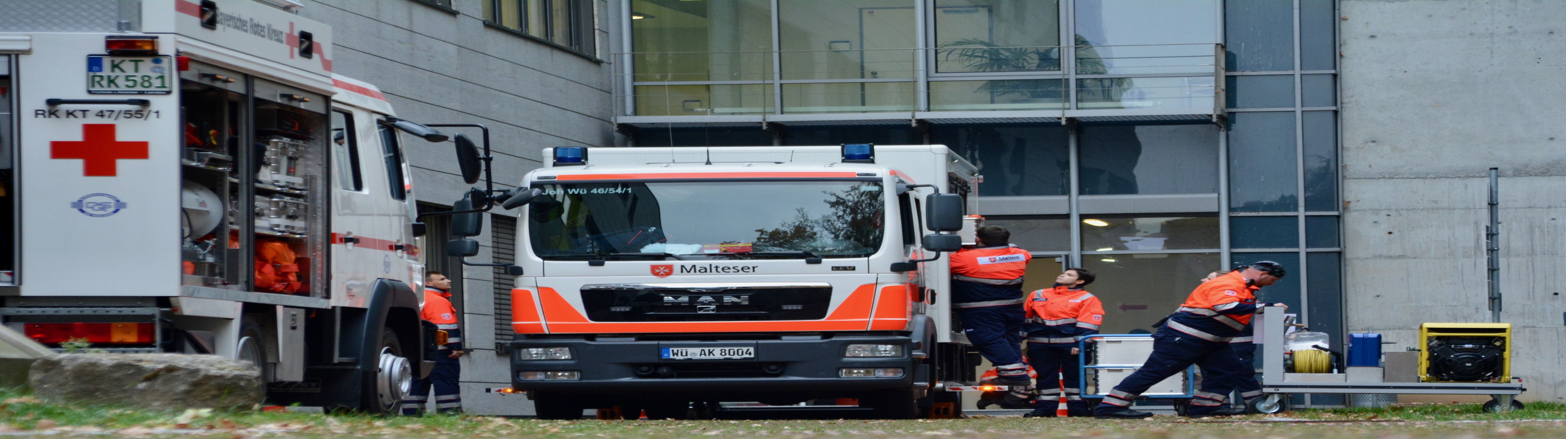 Einsatzkräfte des Bayerischen Roten Kreuzes, der Johanniter-Unfall-Hilfe und des Malteser Hilfsdienstes 