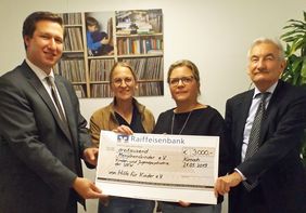 Prof. Romanos, Eva Hümpfner, Julia Hofmann und Prof. Ertl