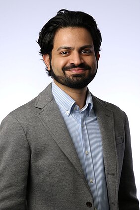 Porträt von Dr. Muhammad Haroon Shaikh im Hemd und Jacket