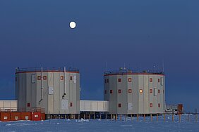 Mond über der Concordia Station 