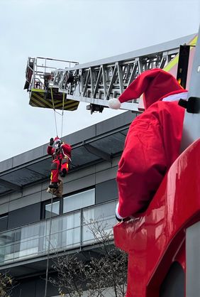 Per Drehleiter ließ sich auch ein Höhenretter vor den Stationszimmern abseilen. Foto: UKW / Stefan Dreising