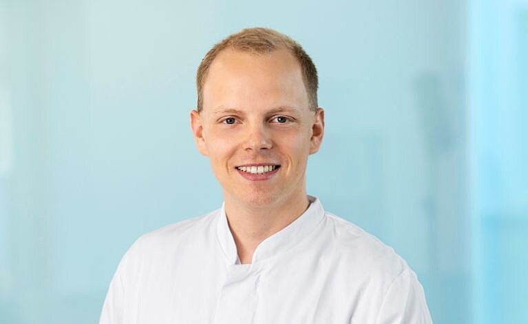 Portraitfoto von Matthias Schuster