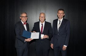 Joachim Fuchs (Mitte) bei seiner Ehrung. Links Matthias Frosch, Dekan der Medizinischen Fakultät, rechts Jens Maschmann, Ärztlicher Direktor des Universitätsklinikums. 